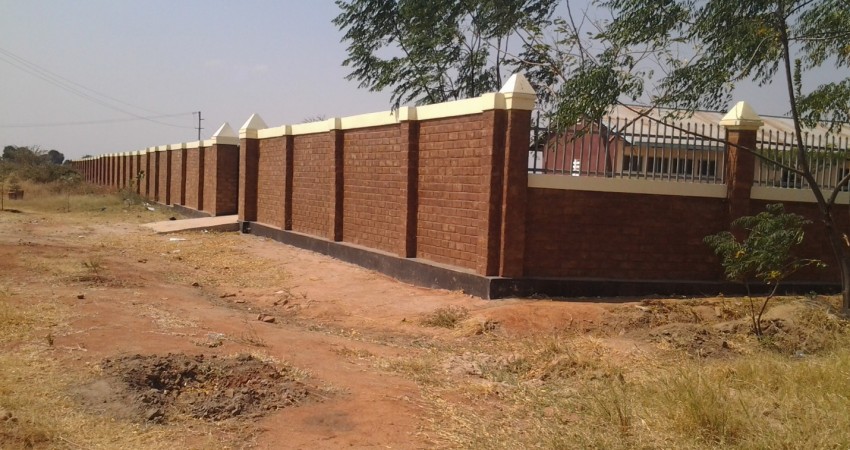 Ukuta wa shule ya sekondari Mwendakulima-Kahama uliojengwa kwa kutumia matofali ya kufungamana chini ya usimamizi wa NHBRA